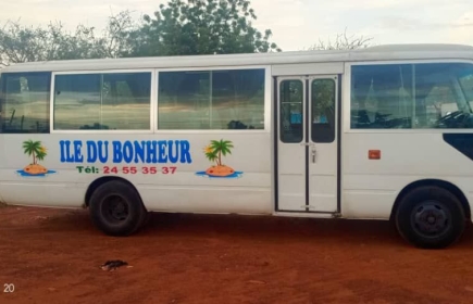 Ein Bus für die Waisenhäuser ILE DU BONHEUR
