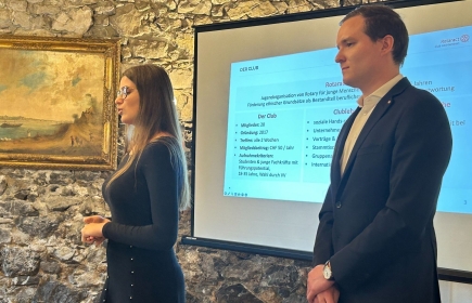Celine Bittner und Alexander Frick informierten über den Rotaract Club Liechtenstein.