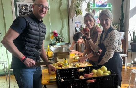 Unterstützen Bedürftige mit Freude: Mitglieder des RC Genève-Lac in der Küche des Jardin de Montbrillant
